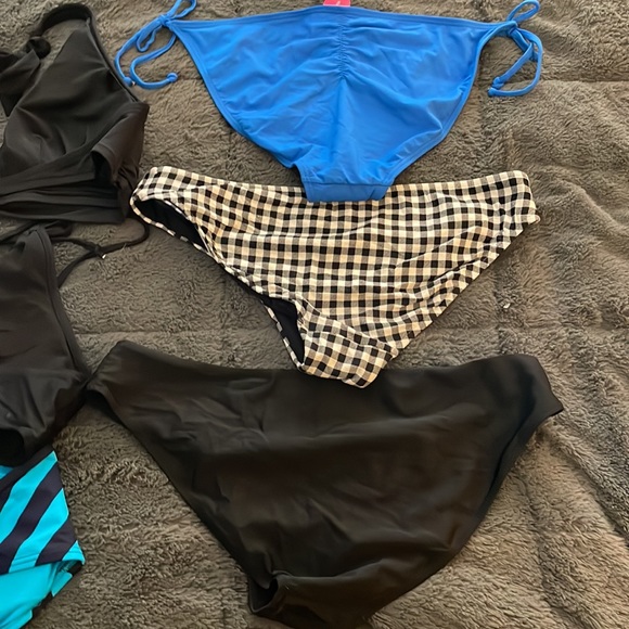 👙 Bundle of Misc. Bikini Tops and Bottoms👙 - Picture 5 of 5